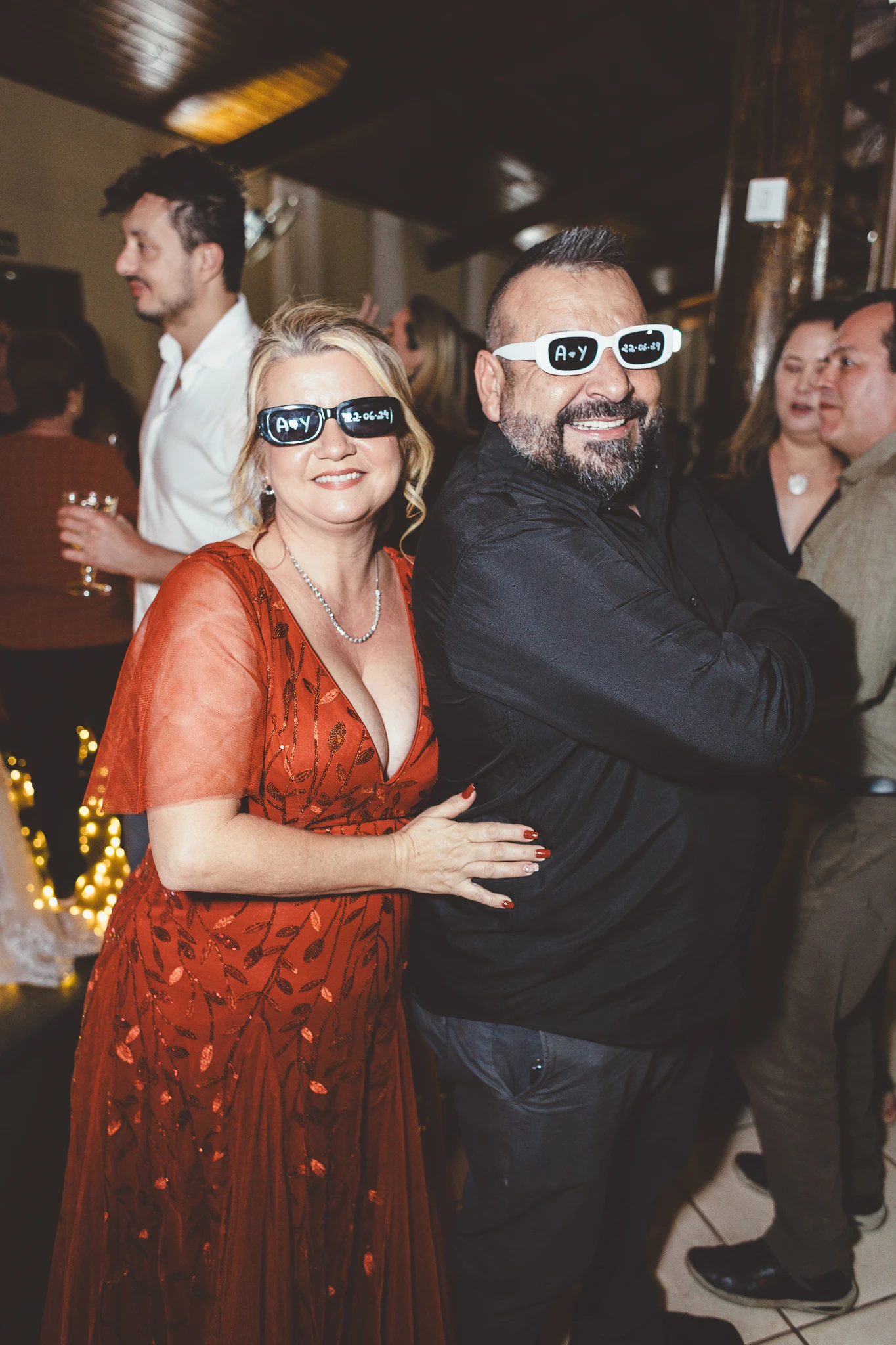 Dança na pista, com óculos de festa